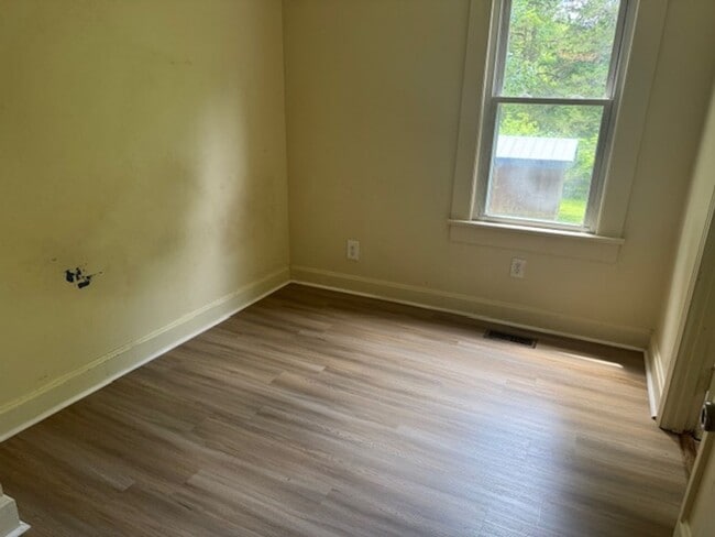 Building Photo - 2 Bedroom Bungalow w/ Large Yard