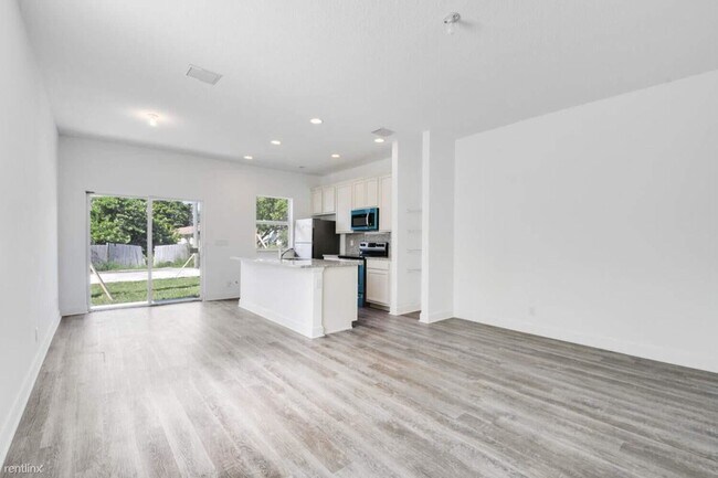 Building Photo - 3 br, 2 bath House - 611 N F St