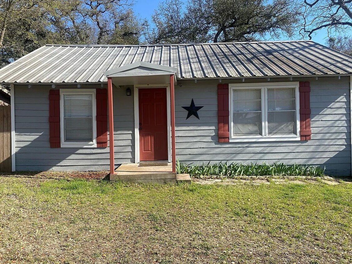 Foto principal - One bedroom home with great backyard!