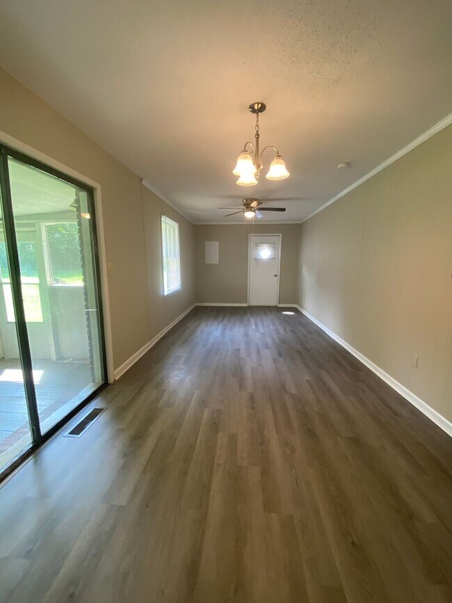 Foto del edificio - 4 bedroom house near downtown Athens for p...