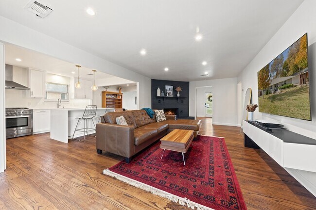Foto del edificio - 8053 Claremont Dr