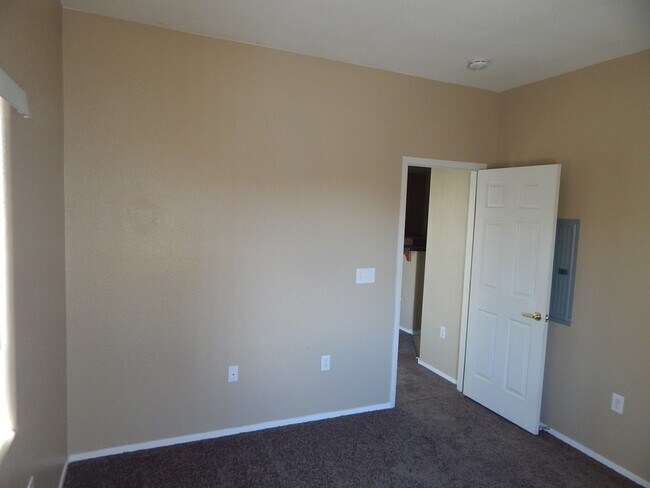 Building Photo - Nice 2 Bedroom Condo Available