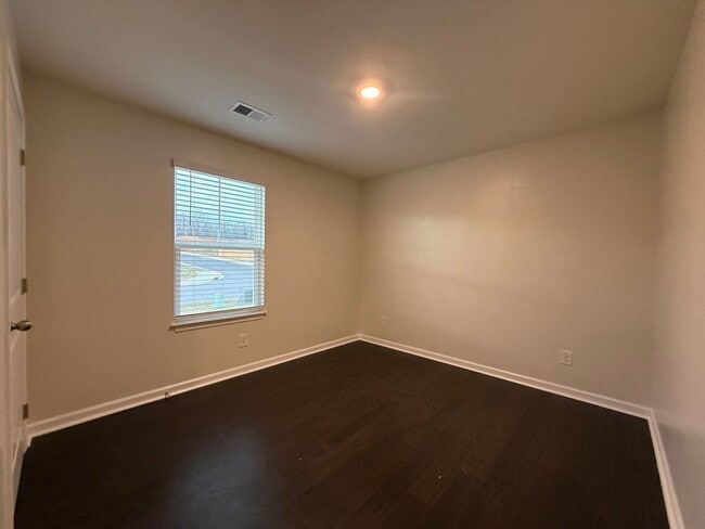 Building Photo - 4 Bedroom 2 Bathroom Home located in Greeneville, TN