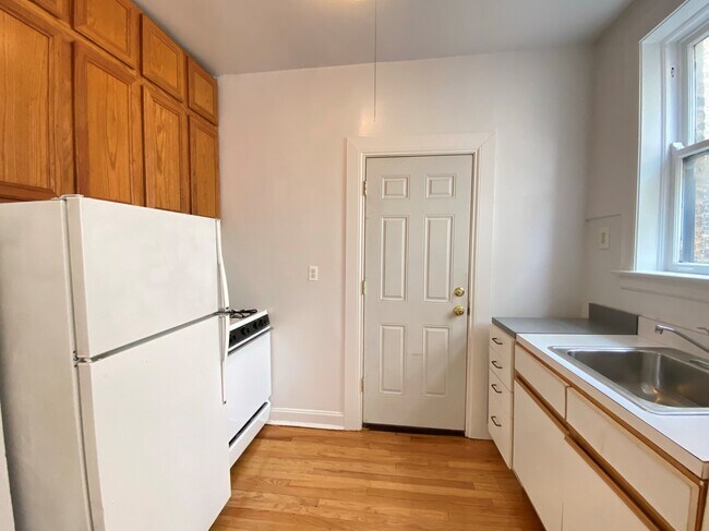 Foto del edificio - 3927 N Pine Grove Ave