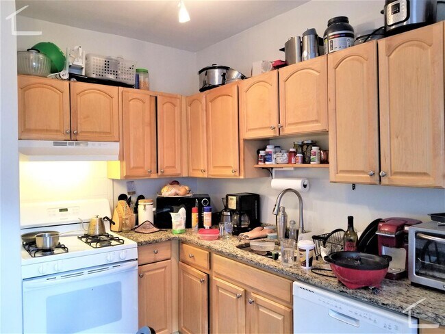 Foto del edificio - Great Deal! 5-bed, 3-bath Allston Apartment Near the B Line!