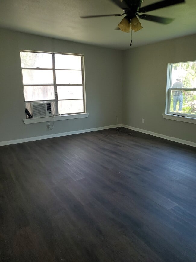 Building Photo - 415 E Kenedy Ave