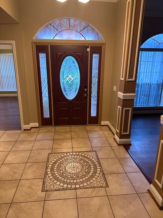 Building Photo - Stunning Custom 4/2, 2380sqft Home with Mo...