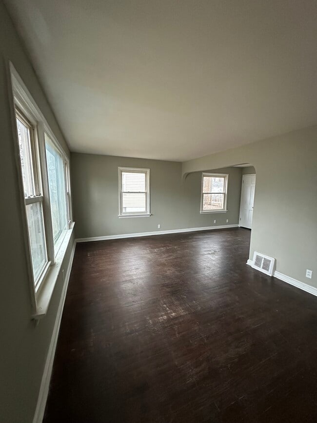 Building Photo - 2018 Raven Dr