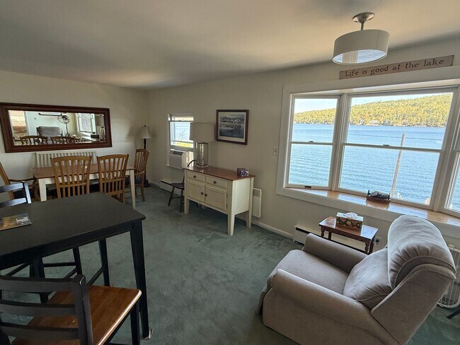 Foto del edificio - *PRICE DROP* Gorgeous Lake View Winter Ren...