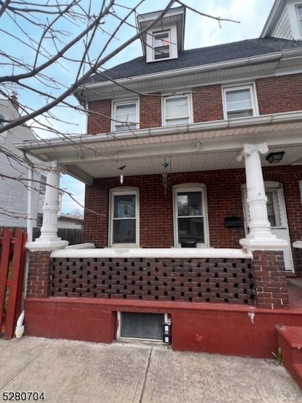 Building Photo - 613 S Main St