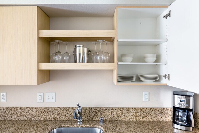 Building Photo - 215 10th Ave E