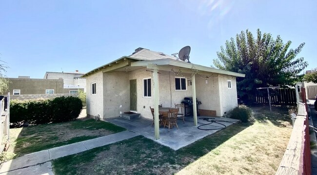 Building Photo - Single-family home with month to month lea...