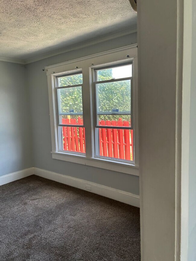 Foto del edificio - 9505 Sladden Ave