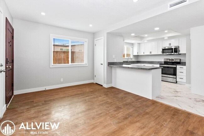 Foto del edificio - Fully Remodeled 2 Bed 2 Bath Gem Available...