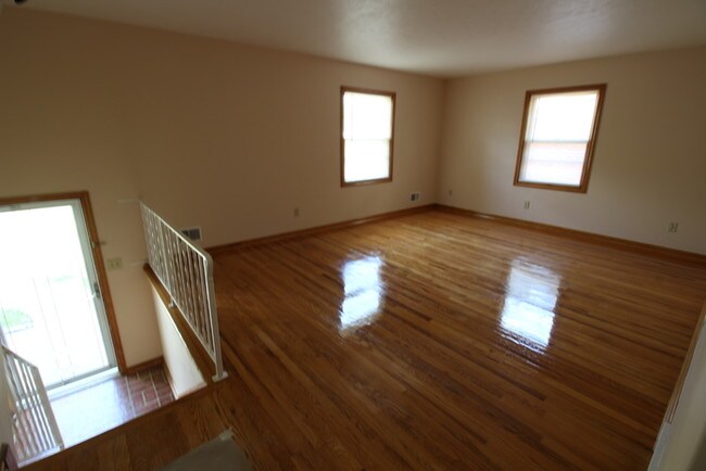 Foto del edificio - Three bedroom home in Charleswood Village