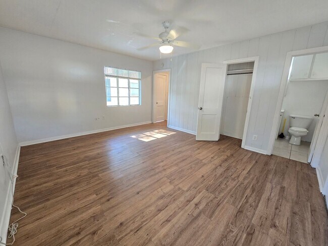 Foto del edificio - Cute Studio Duplex in Downtown Sarasota Available Now!