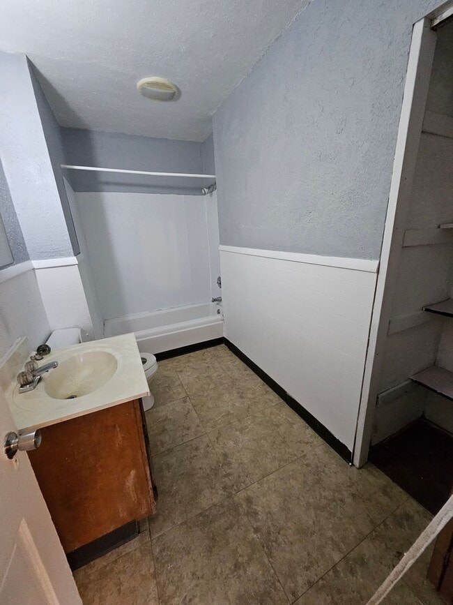 Building Photo - 1014 E 5th St