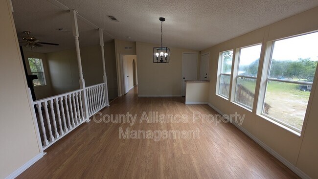 Foto del edificio - 13406 Lake Dr