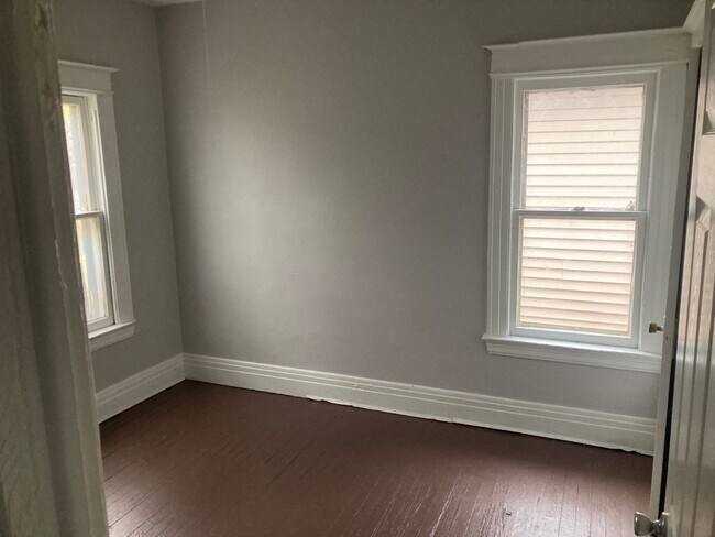 Foto del edificio - 159-161 Conkey Avenue