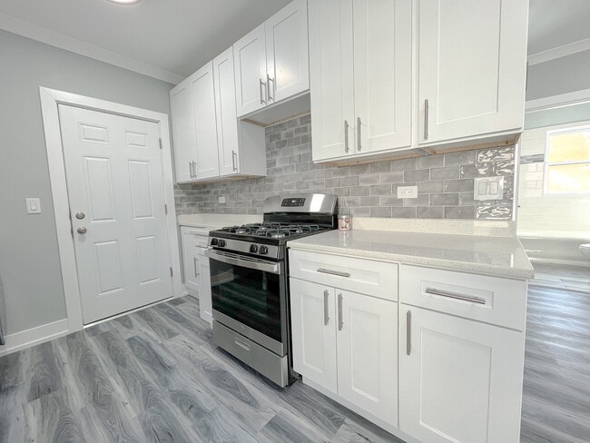 Building Photo - 3825 N Greenview Ave