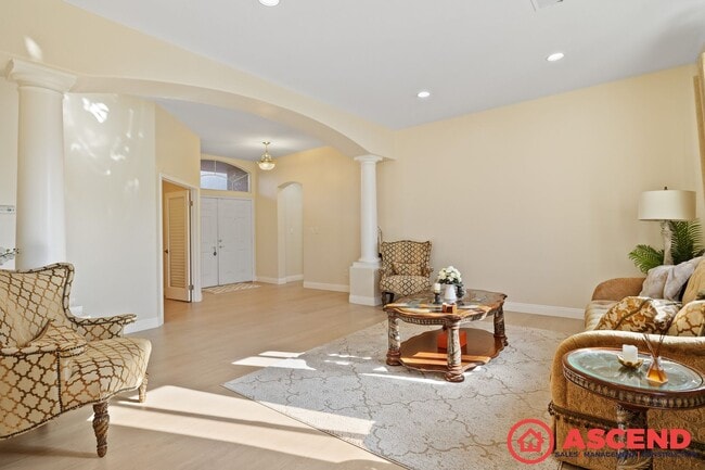 Building Photo - Gorgeous Home In Olive Dr Area!
