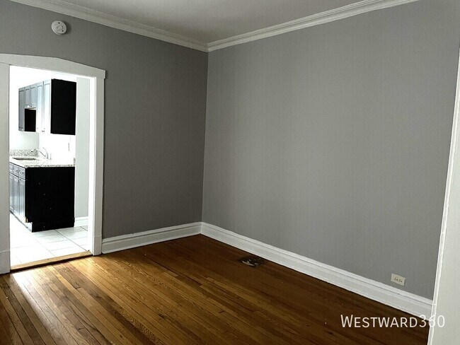 Building Photo - 2551 N Avers Ave