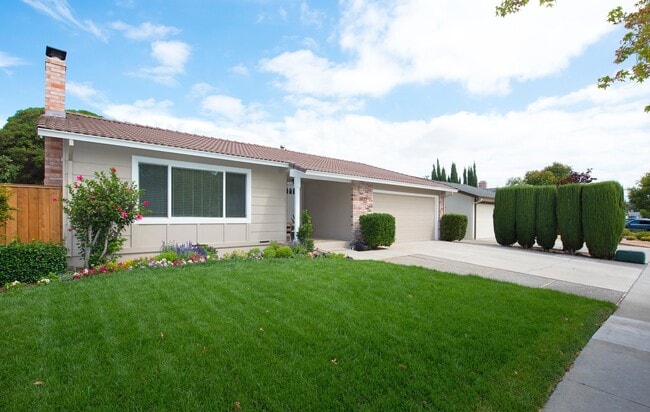 Building Photo - Beautiful 4BR/2BA Home in Outstanding West...
