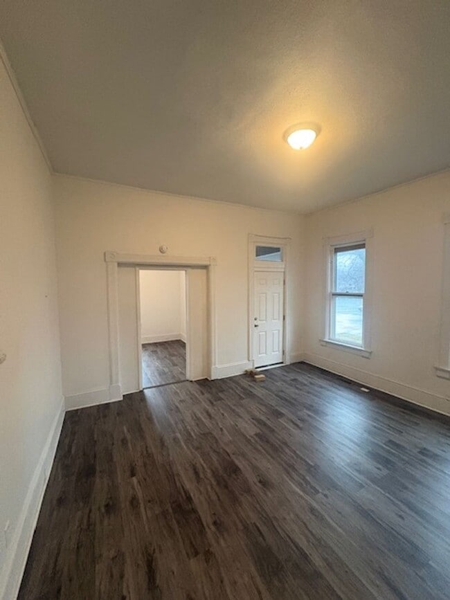 Building Photo - 723 W Armstrong Ave