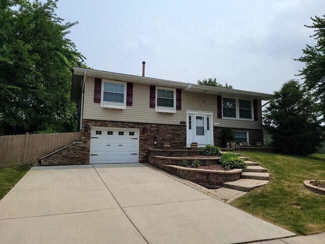 Building Photo - 1675 Kingsdale Rd