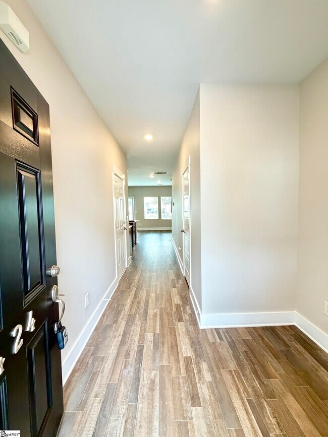 Building Photo - 424 Windsinger Ln