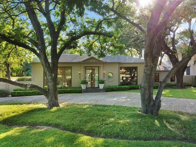 Foto del edificio - 8903 Devonshire Dr