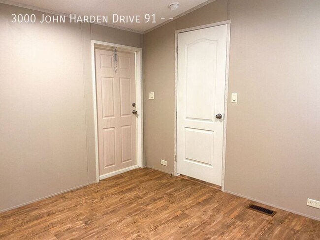 Foto del edificio - 3000 John Harden Dr