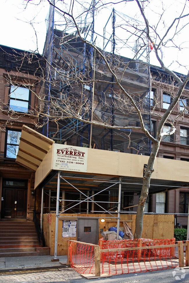 Foto del edificio - 121 W 69th St