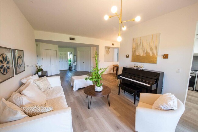 Foto del edificio - 16301 Malibu Dr