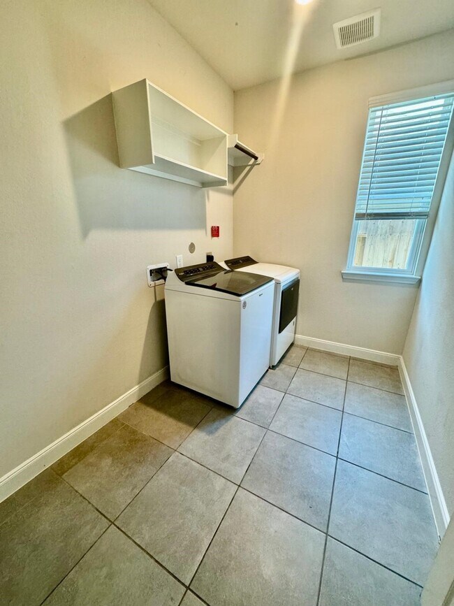 Foto del edificio - 4407 Pale Fox Ln