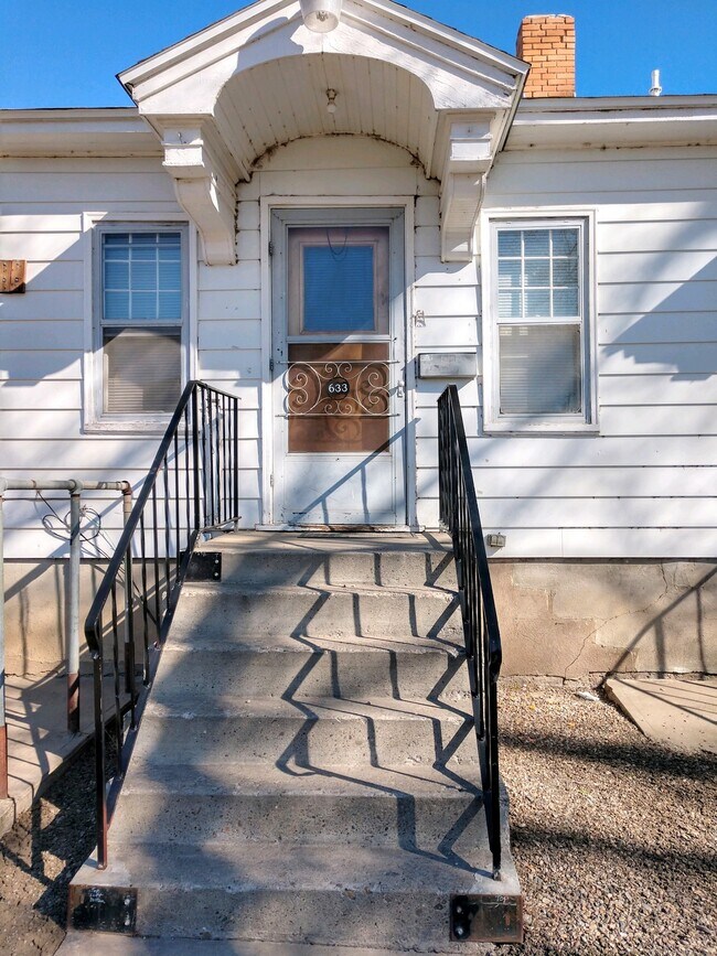 Entry - 633 3rd St