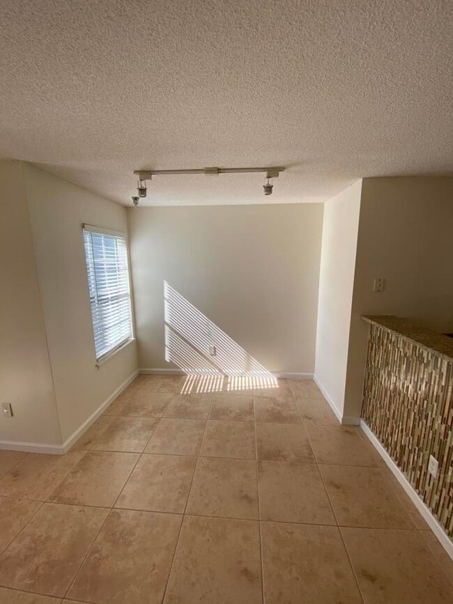 Building Photo - 1215 Crystal Way