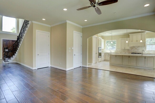 Building Photo - 5203 Beechnut St