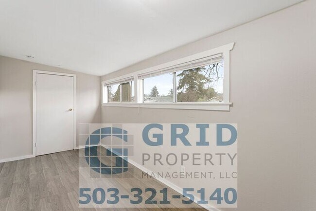 Building Photo - Newly Rennovated 3 Bedroom Home - Large Co...
