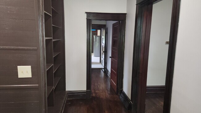 Foto del edificio - "Spacious 5-Bedroom Gem with 2 Full Baths in St. Louis – Your Ideal Family Home Awaits!"