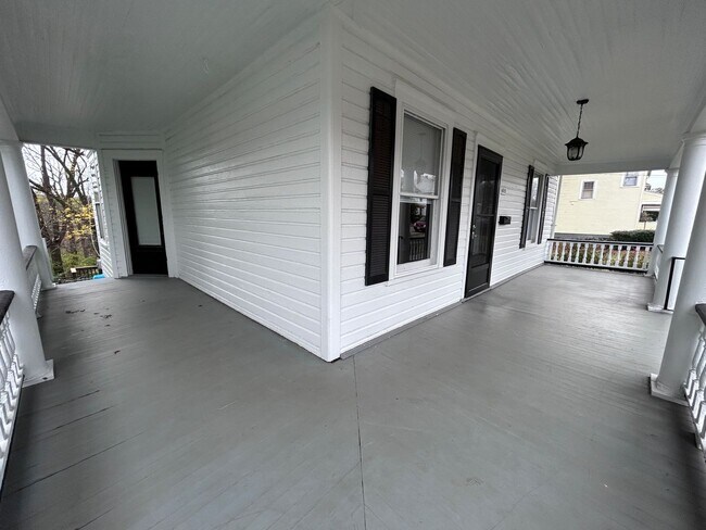 Foto del edificio - Renovated Victorian with historic touches & huge yard!