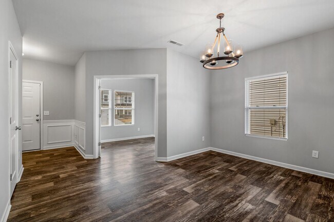 Foto del edificio - Newer Home in Reedy Fork, SS Appliance, Granite Counter-tops, Island, Office, Den, FP, Loft, Gara...