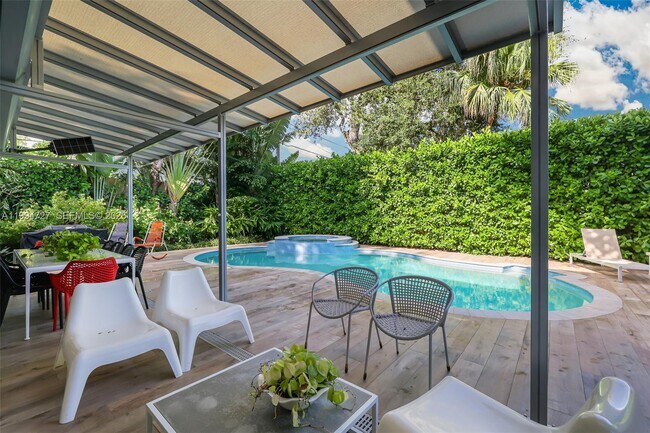 Foto del edificio - 79 Shore Dr W