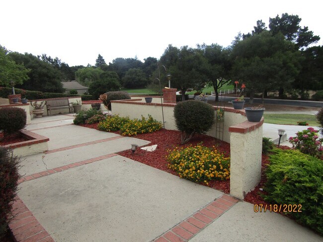 Building Photo - Beautiful Oak Hill Estates Single Story Ho...