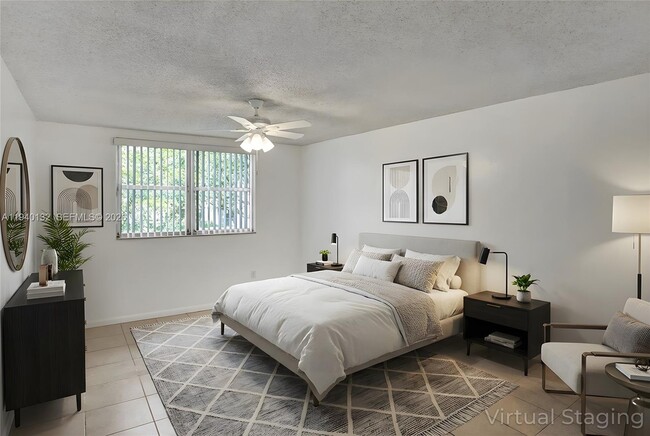 Foto del edificio - 8343 Lake Dr