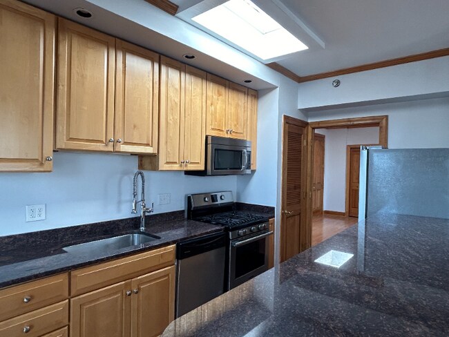 Building Photo - 6111 Fifth Ave