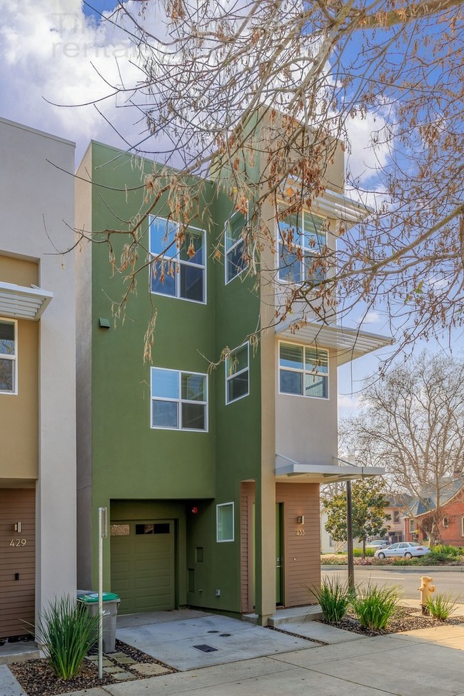 Building Photo - Gorgeous Newer Home In West Sac