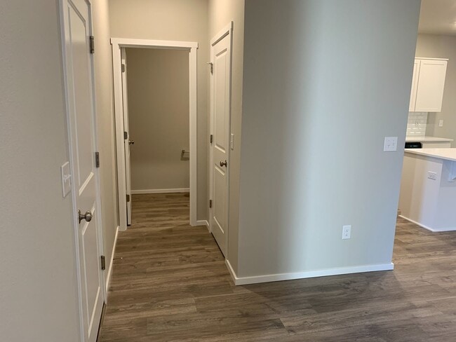 Building Photo - Gorgeous  4 Bed 2.5 Bath Home in Camas! Union School District! Laminate Floors Throughout Main! S...