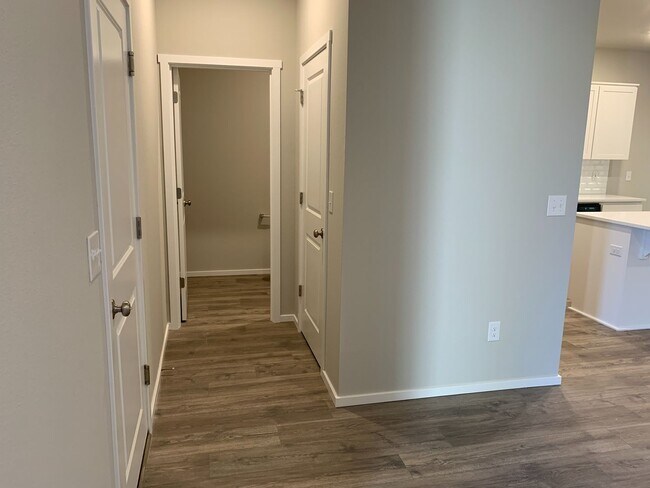 Foto del edificio - Gorgeous  4 Bed 2.5 Bath Home in Camas! Union School District! Laminate Floors Throughout Main! S...