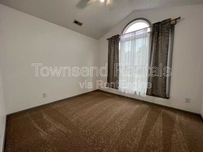 Building Photo - 1336 Oak Knolls Dr
